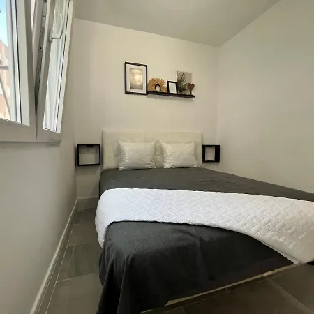 Holiday home Prachtig Gemoderniseerde Woning Op 250 Meter Het