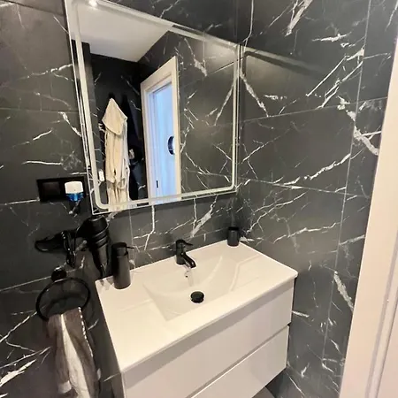 Vakantiehuis Prachtig Gemoderniseerde Woning Op 250 Meter Het
