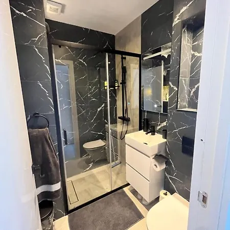 Prachtig Gemoderniseerde Woning Op 250 Meter Het